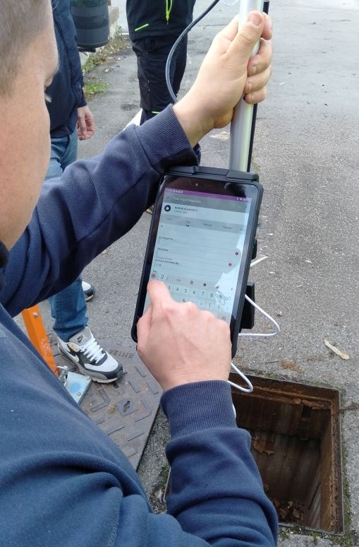 Un momento dell'attività sul campo (inserimento dati relativi alla rete idrica tramite app Mappi)